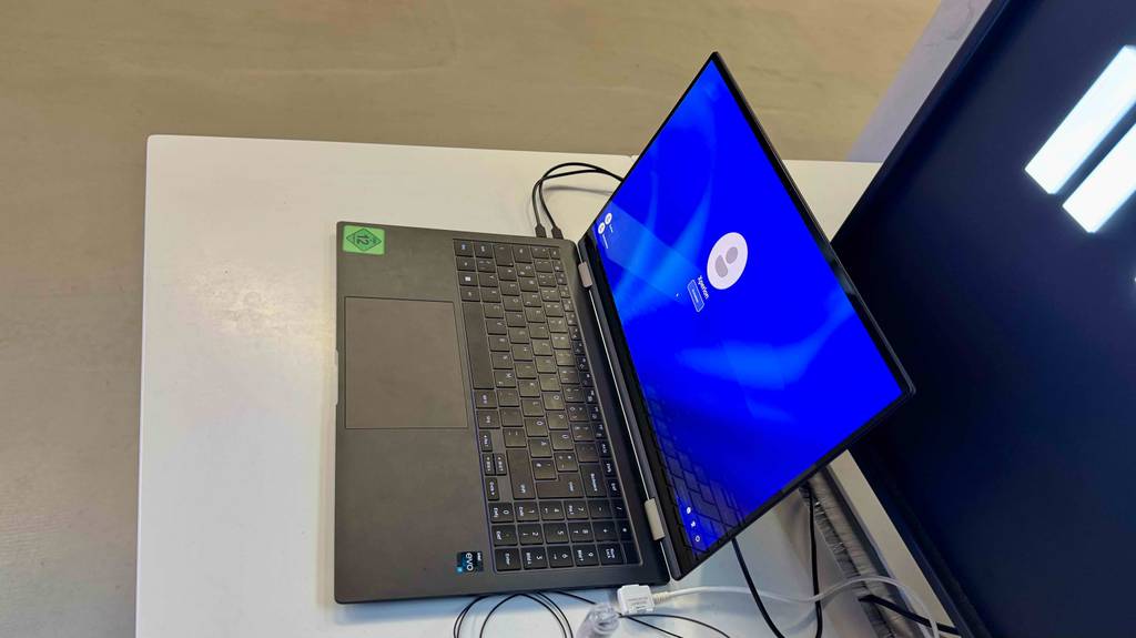 Getestet: Der Gaming-Laptop-15-Zoll, mit aufgeklapptem, eingeschaltetem Bildschirm steht auf einer weißen Fläche.