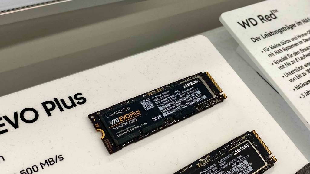 M.2-SSD mit 2 TB im Test: eine M.2-SSD mit 2 TB von Samsung ist in einem Gewschäft ausgestellt.