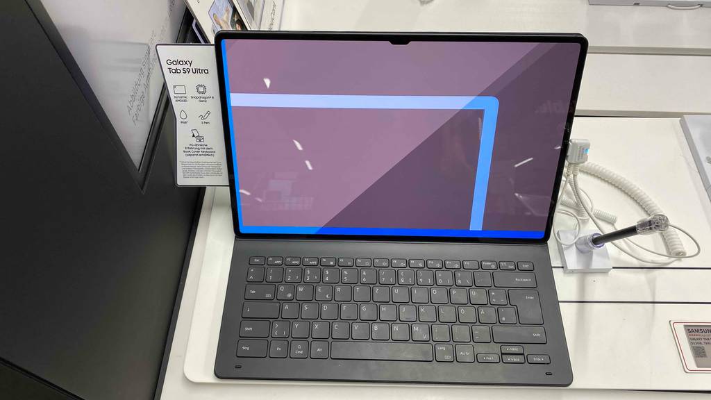 Tablet-mit-Tastatur-Android-Test: ein eingeschaltetes Tablet mit Tastatur ist in einem Geschäft ausgestellt.