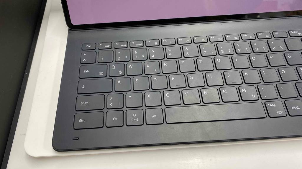 Ein getestetes Tablet-mit-Tastatur-Android mit Fokus auf ein Teil der Tastatur.