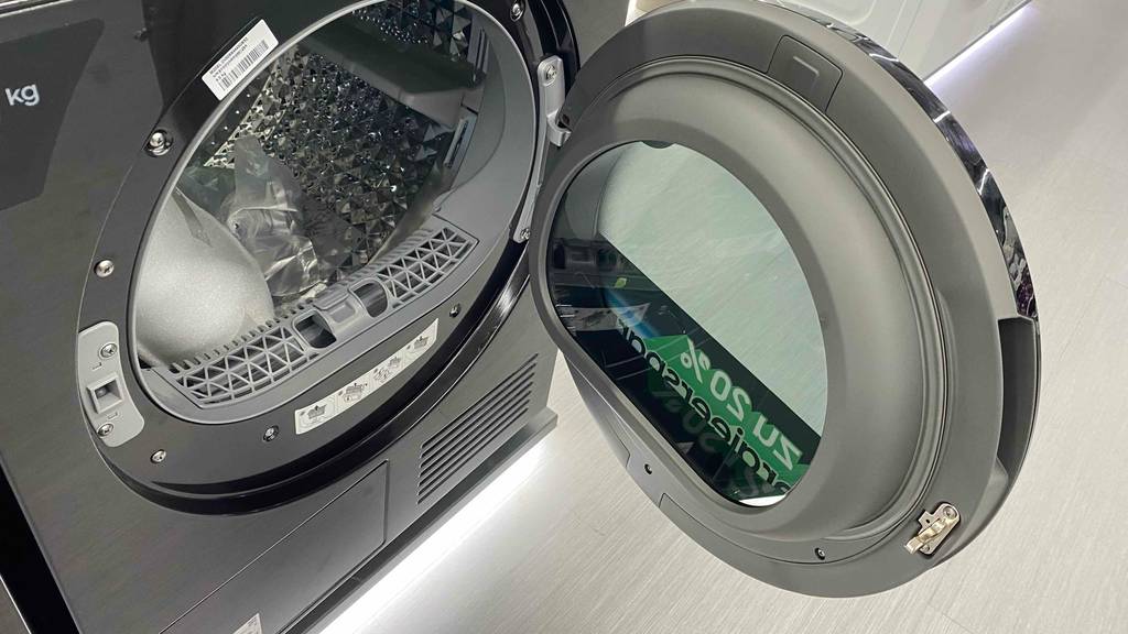 Ein getesteter Samsung-Trockner mit geöffneter Klappe von schräg oben.