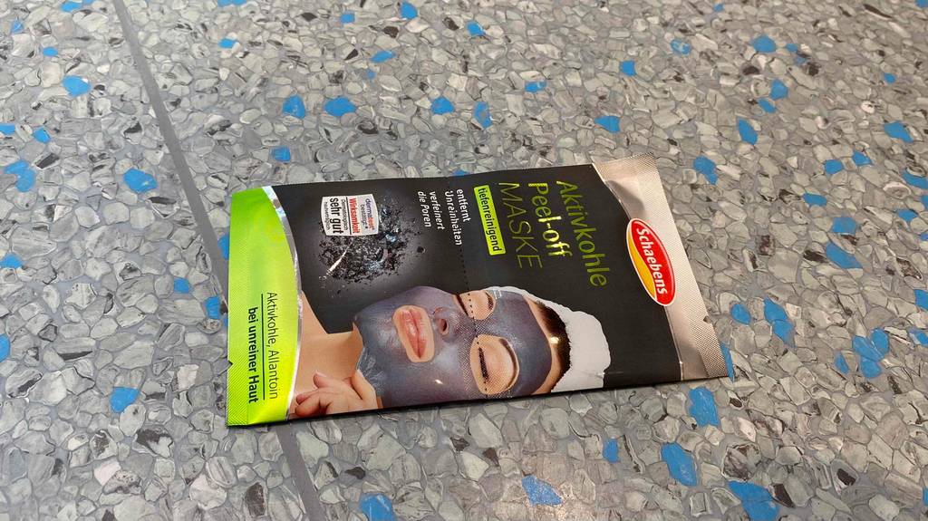 Aktivkohle-Maske getestet: Eine Packung auf Fließenboden