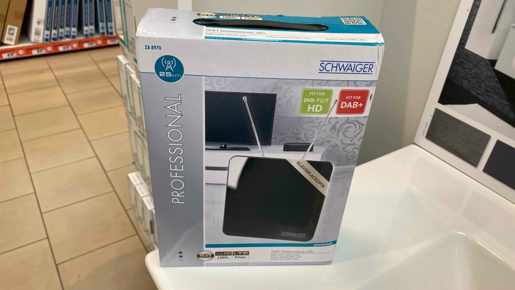 Auf einer hellen Oberfläche steht eine Packung mit der getesteten DAB-Zimmerantenne.