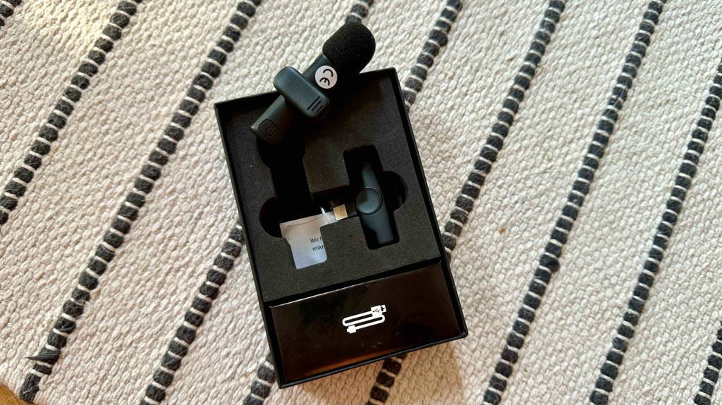 iPhone-Mikrofon im Test: ein schwarzes Mikrofon liegt in der Verpackung und eines darauf.