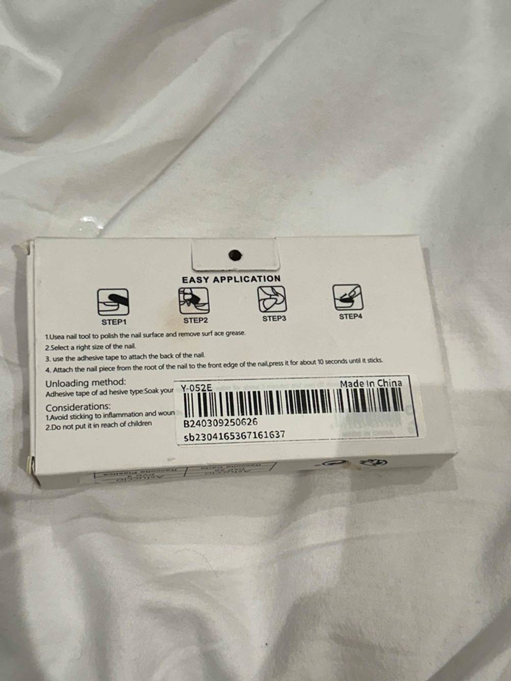 Künstliche Fingernägel im Test: die Rückseite der Verpackung von künstlichen Fingernägeln.