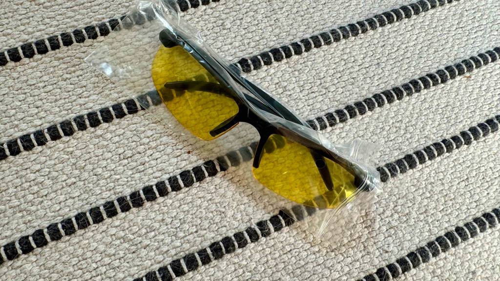 Nahaufnahme einer getesteten Nachtsichtbrille, die einen schwarzen Rahmen hat.