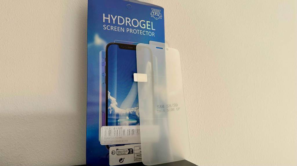 Samsung-Galaxy-S9-Panzerglas im Test: Verpackung und darauf das Panzerglas angelegt.