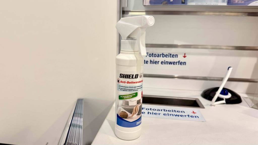 Das Mittel gegen Bettwanzen im Test befindet sich in einer weißen Sprühflasche, die in einem Drogeriemarkt steht.