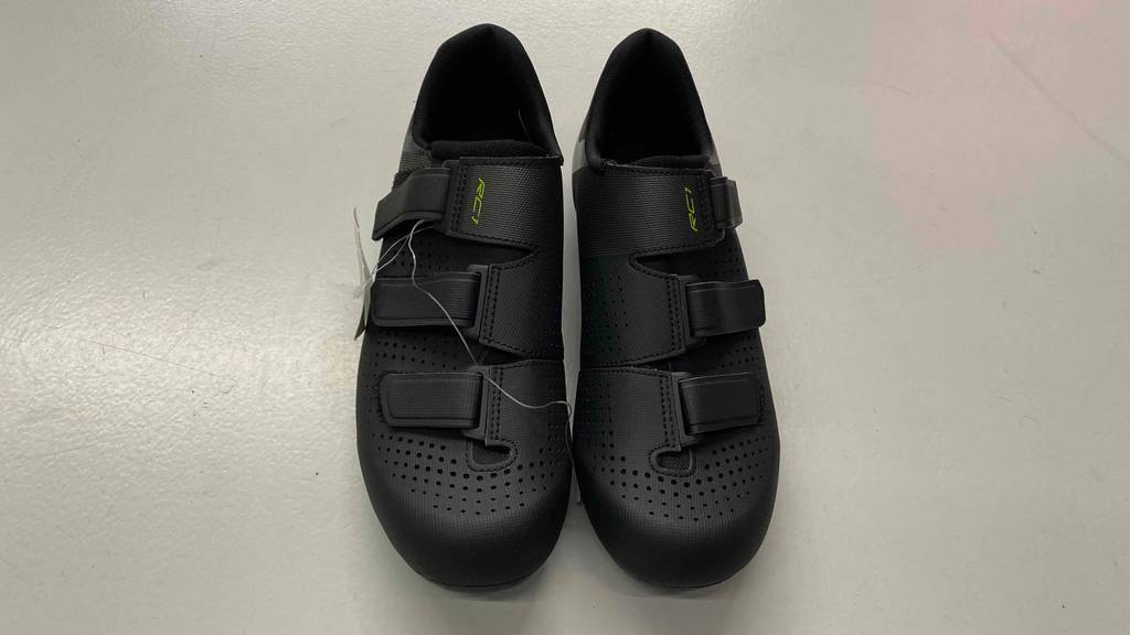 Rennradschuhe-Test: stehende, schwarze Halbschuhe, mit Sicht von oben, Klettverschlüsse.