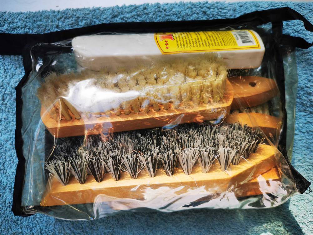 Die Bürsten des getesteten Schuhputzsets befinden sich in einer transparenten Tasche.