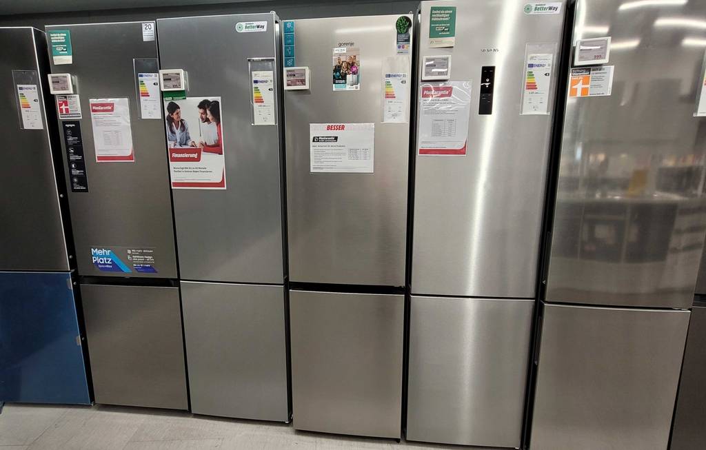 Kühlschrank-mit-Gefrierfach im Test: mehrere Kühlschränke-mit-Gefrierfach stehen nebeneinander.