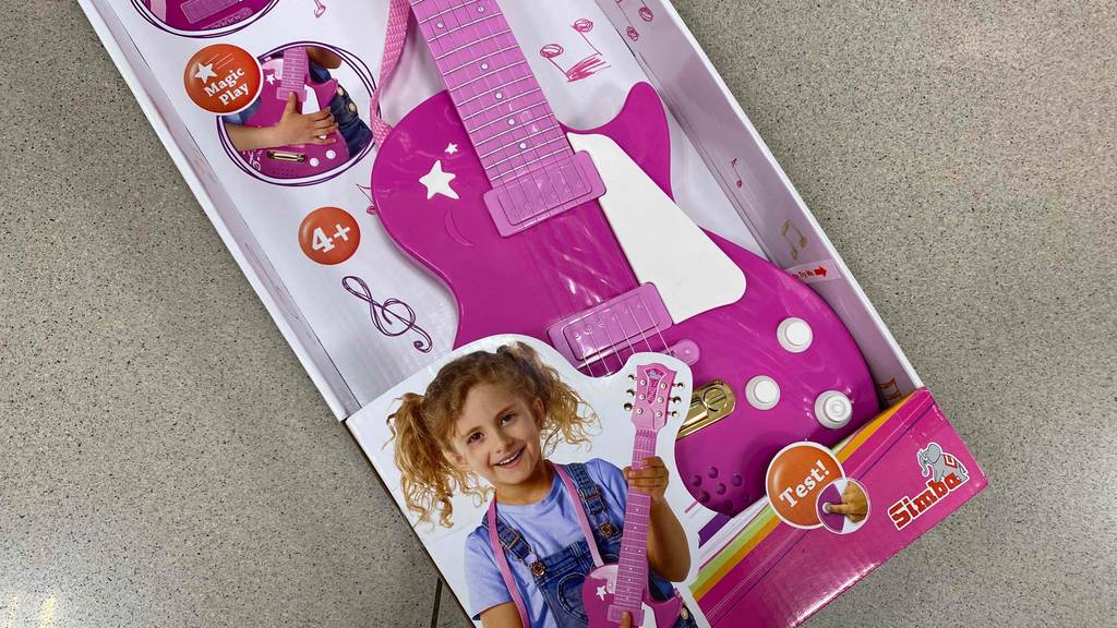 Getestete Kindergitarre von Simba in Rosa und rockiger Aufmachung in einsehbarer Verpackung mit Mädchen-Abbildung.