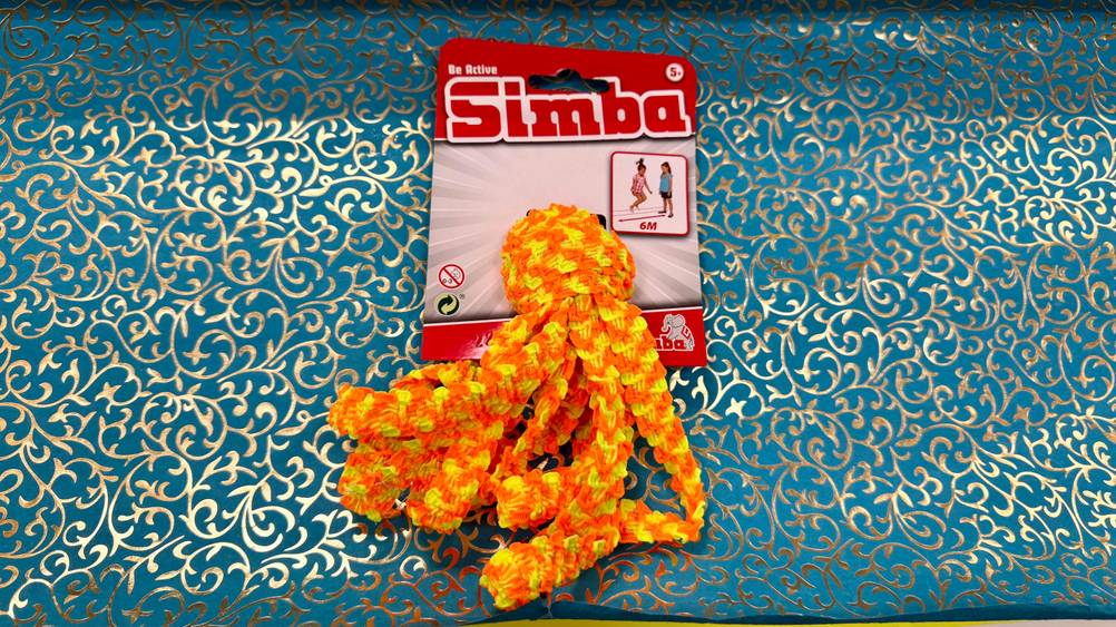 Gummitwist-Test: Der getestete Gummitwist liegt auf einer gemusterten Unterlage.