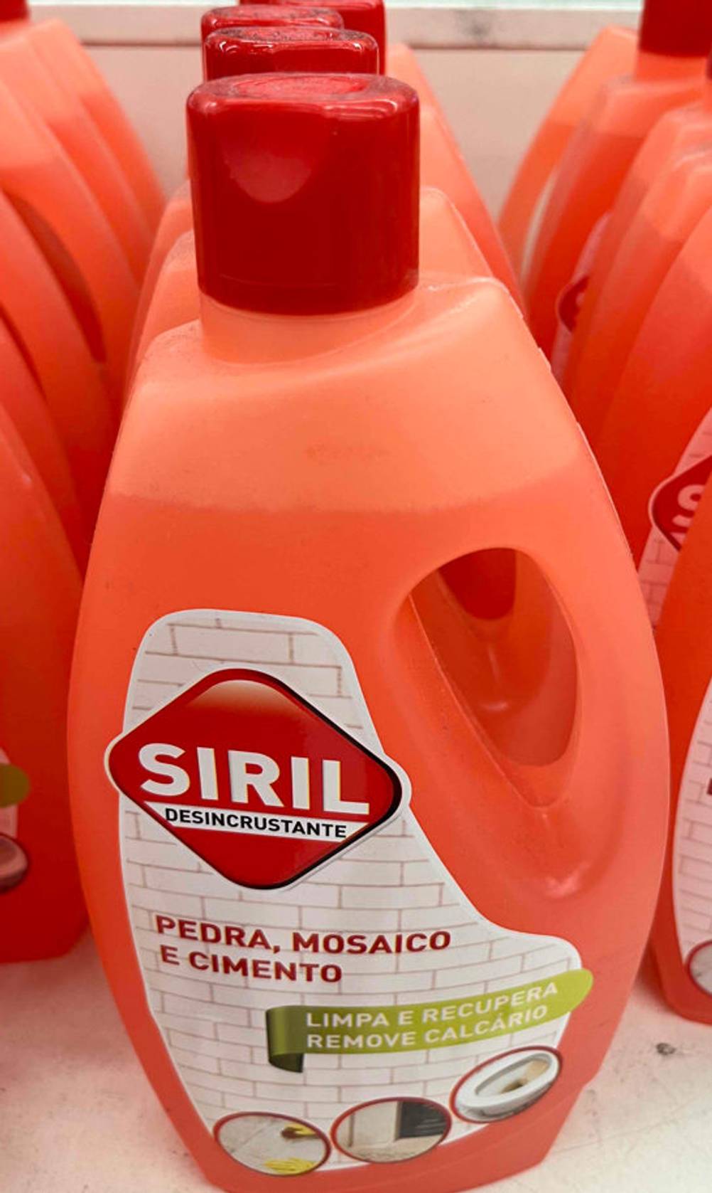 Entkalker im Test: Entkalker-Flasche von Siril steht in einem Regal mit anderen Entkalker der gleichen Marke.
