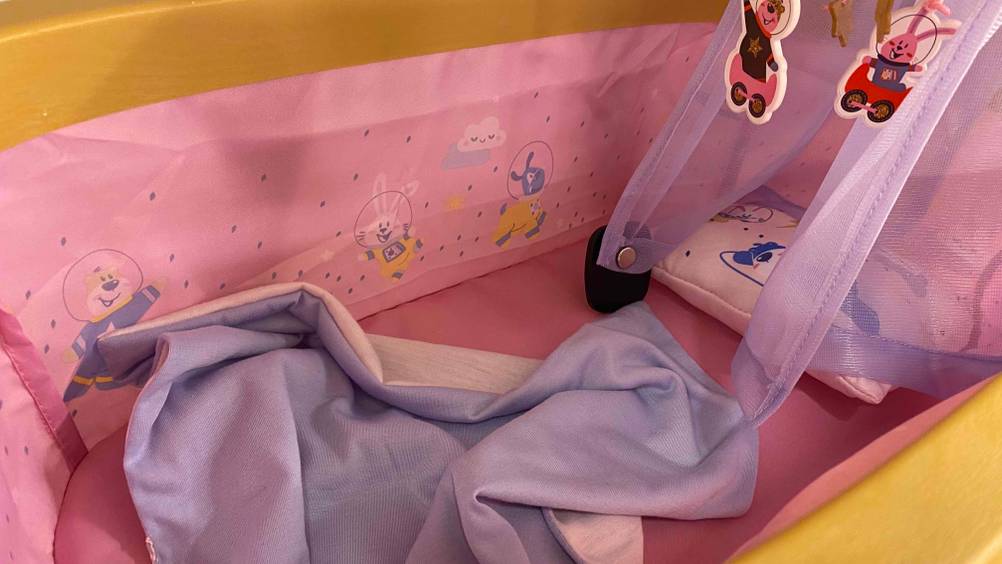 Puppenbett im Test: Nahaufnahme Innenfläche, mit Kissen und Decke
