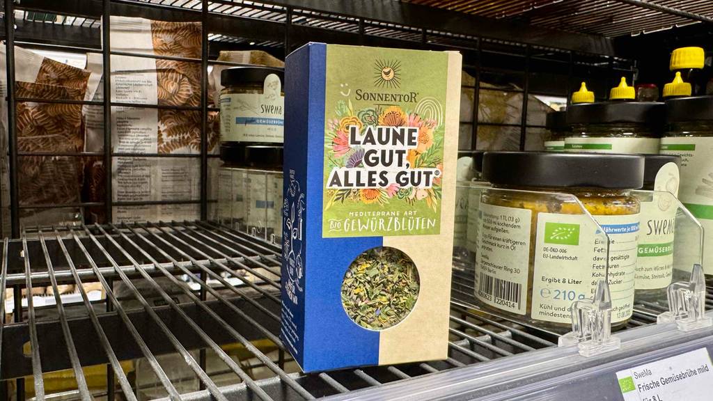 Eine Packung des getesteten Bio-Gewürz steht in einem Regal.
