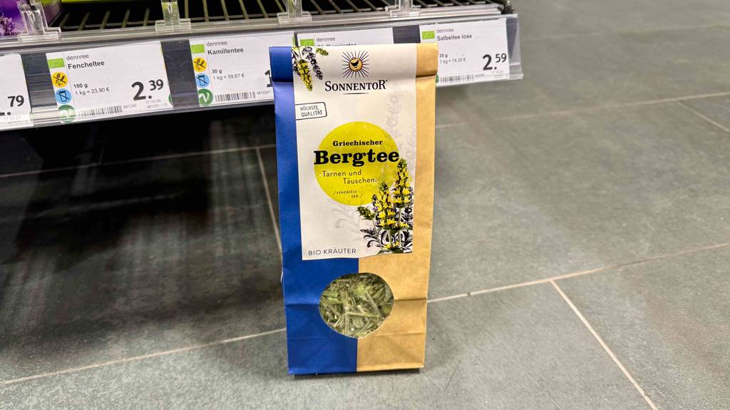 Ein Beutel des getesteten griechischen Bergtees steht vor einem Regal mit Preisschilder ersichtlich.
