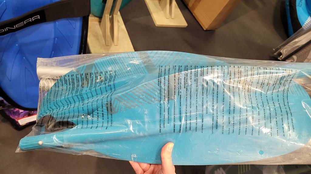 Kajak-Paddel getestet: Kajak-Paddel auseinandergebaut in einer Plastikverpackung wird in der Hand gehalten.