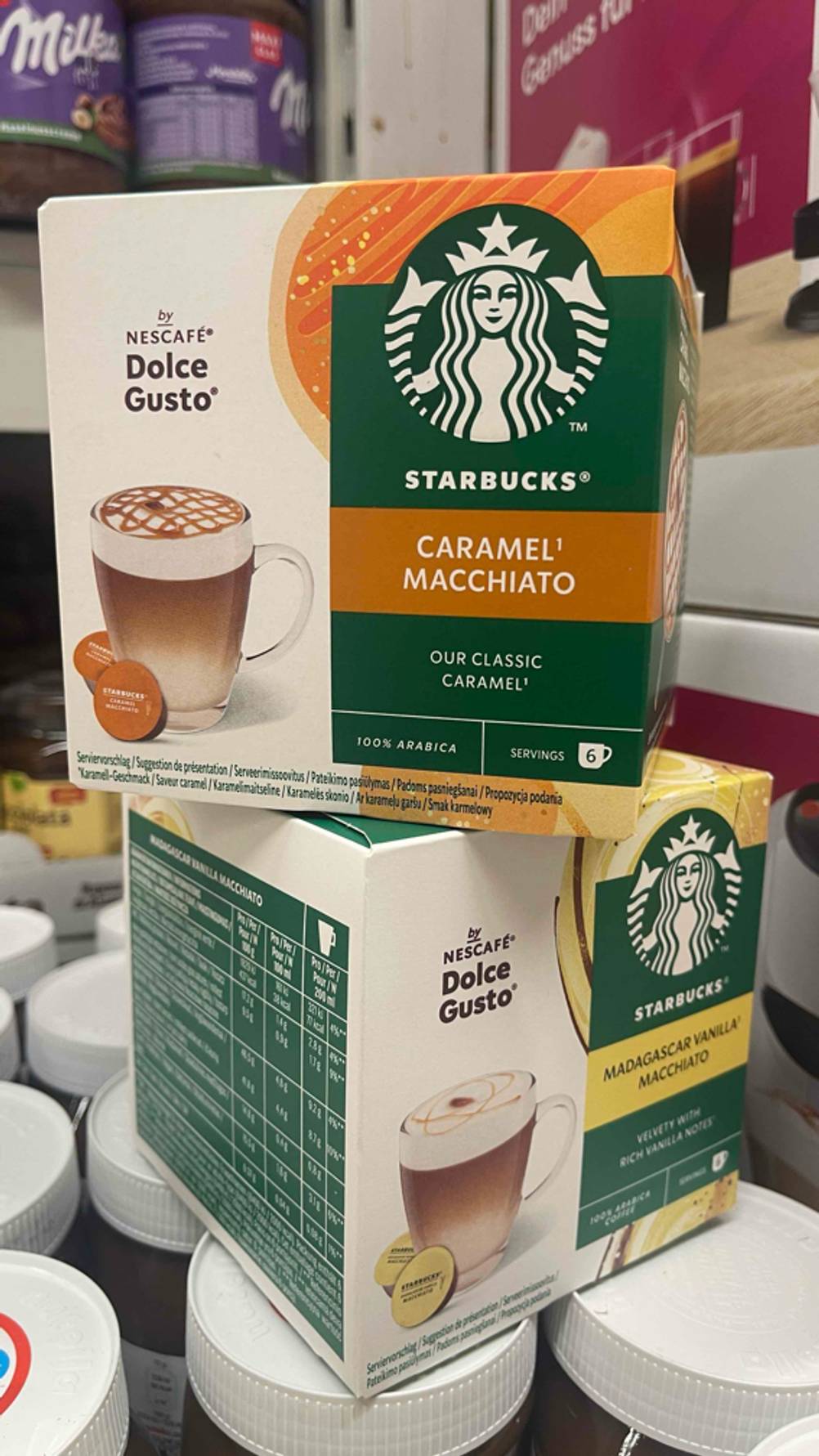 Zwei getestete Starbucks-Kaffee in der Geschmacksrichtung Caramel und Vanille stehen auzfeinander.