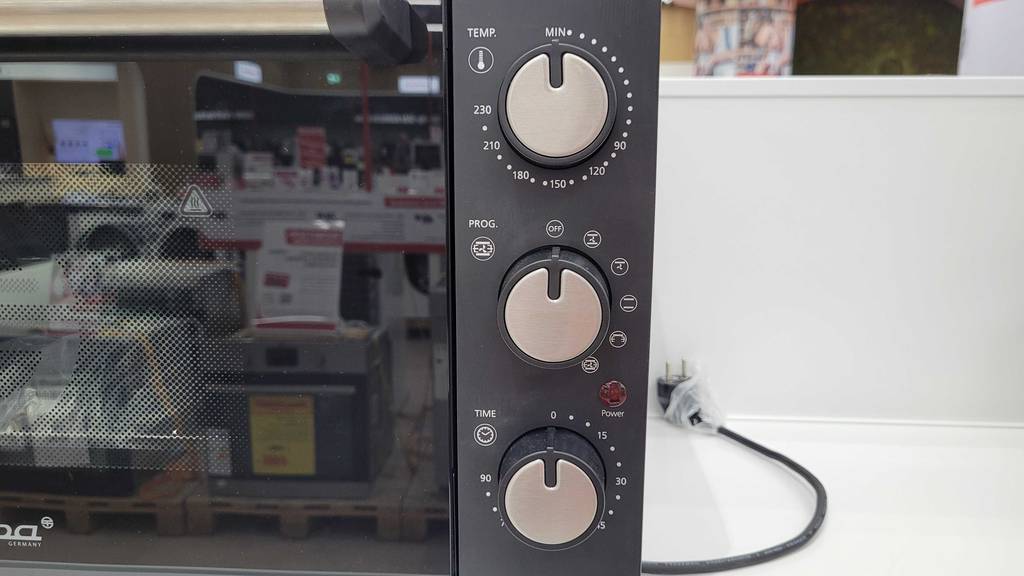 Minibackofen mit Drehspieß getestet: Ein Minibackofen mit Drehspieß mit Fokus auf die Einstellungen.