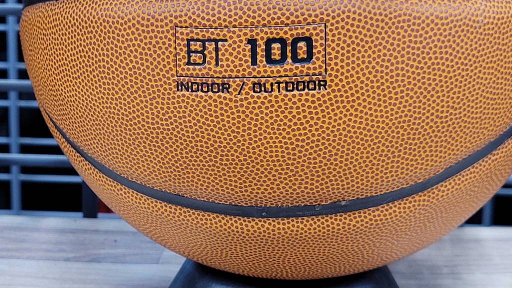 Die untere Aufschrift eines getesteten Basketballs.
