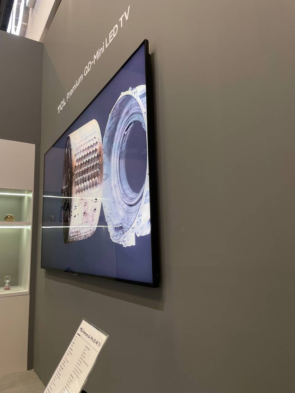 LCD-TV getestet: Ein Bildschirm an einer grauen Wand von der Seite
