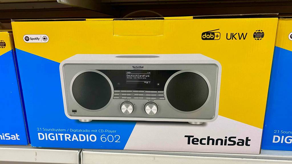 In einem Regal steht ein getestetes Digitalradio von Technisat verpackt.