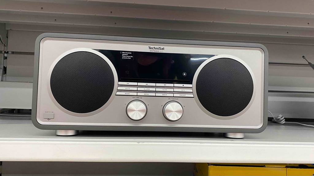 Digitalradio getestet: Ein Gerät von vorne in einem hellen Regal.