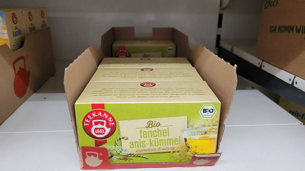 Kümmeltee-Test: Mehrere Packungen mit Bio-Fenchel-Anis-Kümmelteemischung befinden sich hintereinander in einem Verkaufsregal.
