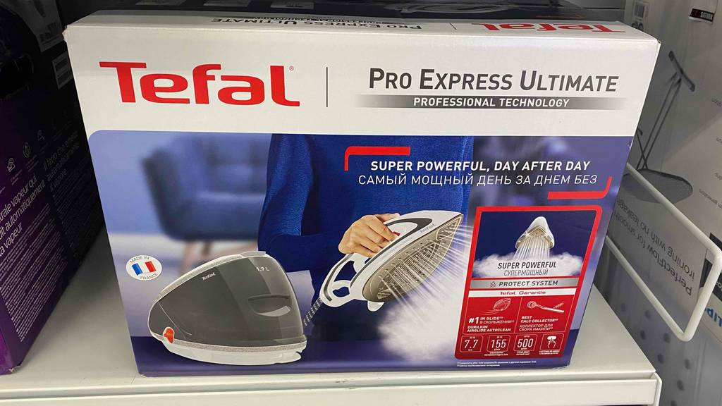 Tefal-Dampfbügelstation getestet: Eine Station in Originalverpackung in einem Regal.