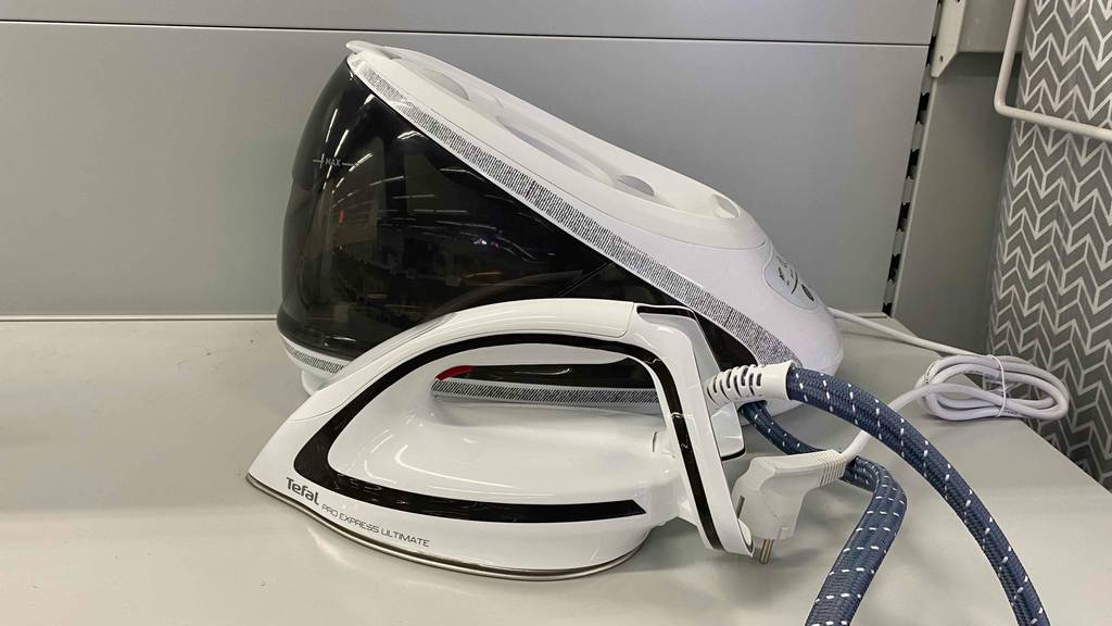Im Test: Eine Tefal-Dampfbügelstation in einem Regal, das Bügeleisen neben der Dampfstation.