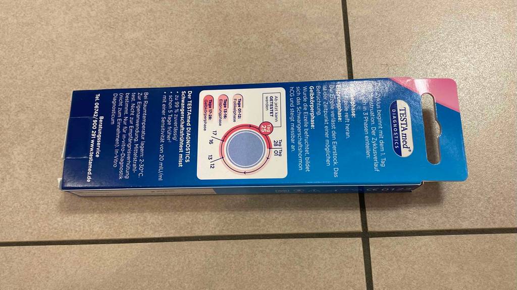 Frühschwangerschaftstest-Test: Rückseite von Frühschwangerschaftstest in der Originalverpackung mit Informationen zum Produkt.