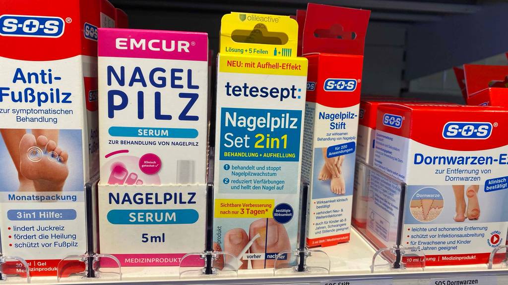In einem Regal steht eine Packung des getesteten Mittels gegen Nagelpilz neben anderen Produkten.