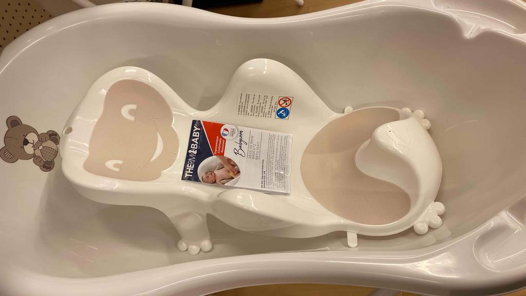 Ein getesteter Badewannensitz für Babys steht in einer kleinen Badewanne.