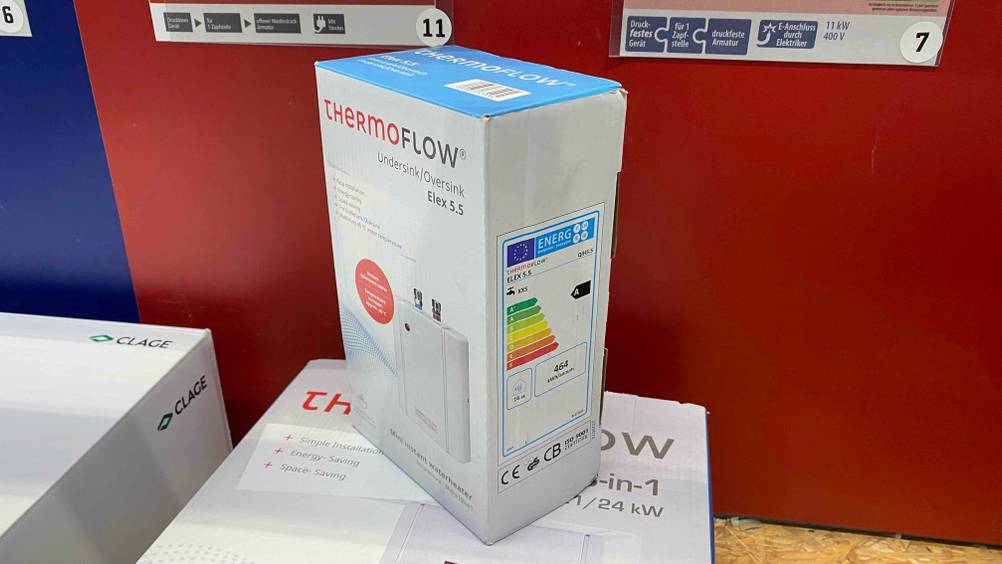 Ein getesteter ThermoFlow Mini-Durchlauferhitzer steht auf einer anderen Verpackung.