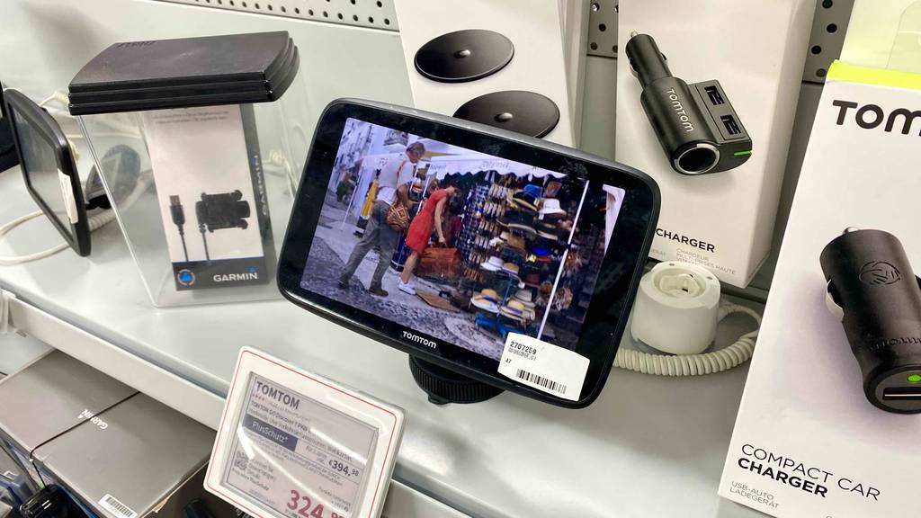 7-Zoll-Navi im Test: ein 7-Zoll-Navi ist in einem Regal platziert, vor dem Preisschild.