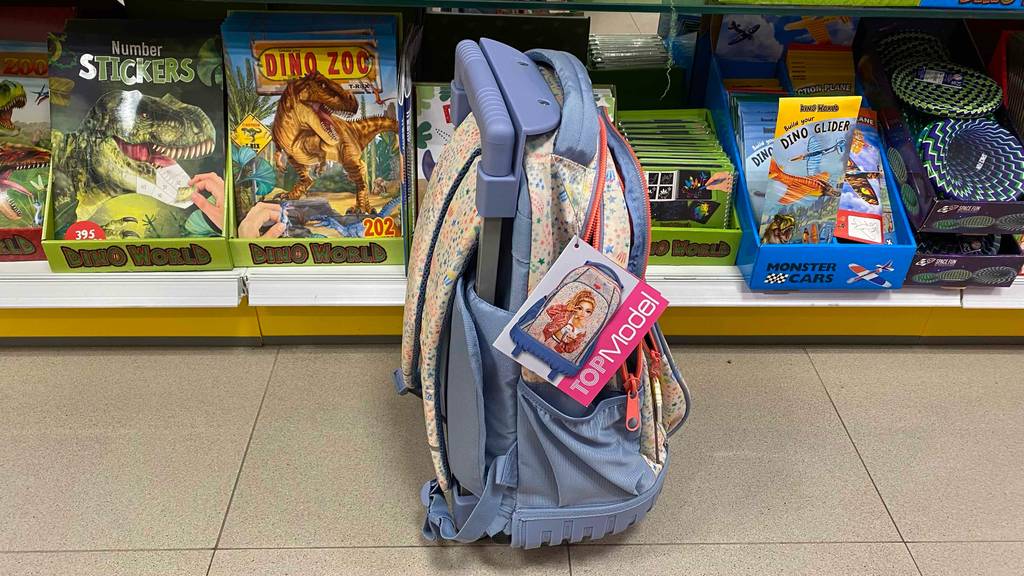 Schultrolley getestet: Ein Trolley von der Seite vor einem Verkaufsregal.