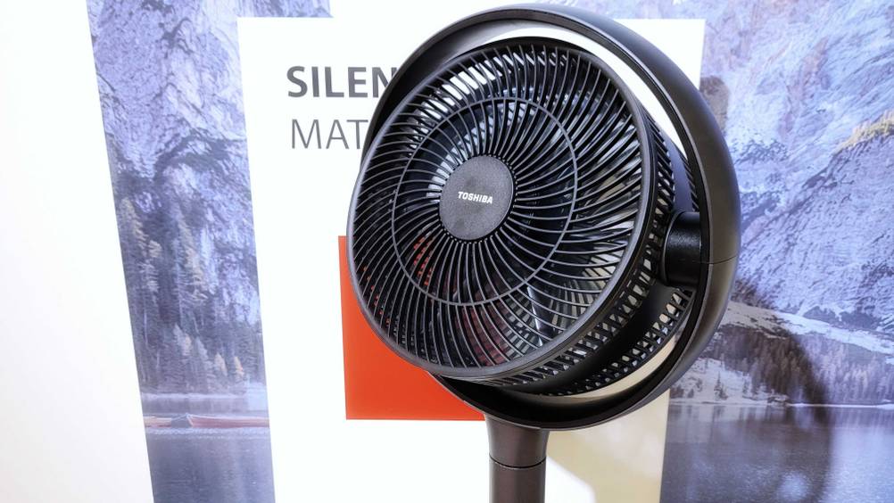 Nahaufnahme des getesteten Standventilatoren mit Fernbedienung auf den Ventilatiorkopf der gekippt ist.