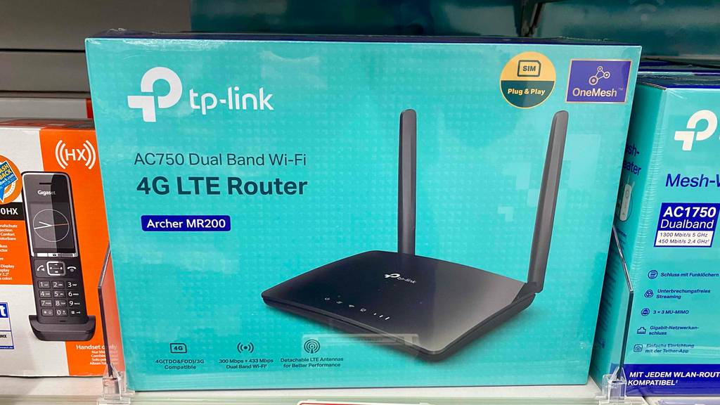 Im Regal neben anderen Produkten steht ein getesteter LTE-Router in Originalverpackung.