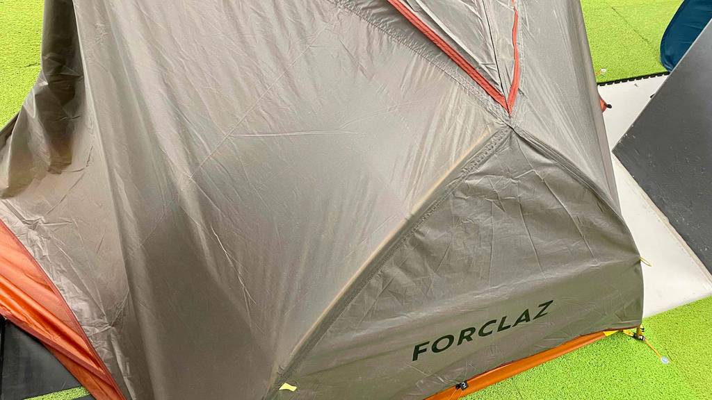 Trekkingzelt von Forclaz von der Rückseite