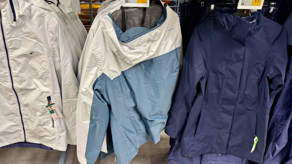 Die Rückseite der getesteten Segeljacke für Damen im Fokus, welche in einem Geschäft ausgestellt ist.