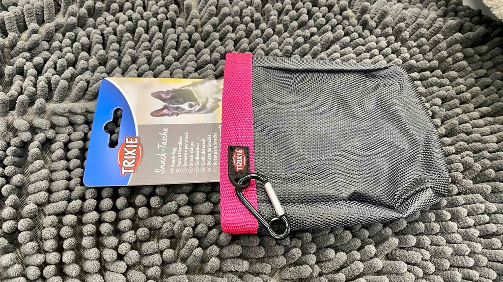 Futterbeutel-Test: ein Futterbeutel von Trixie mit Karabinerhaken im liegenden Zustand.