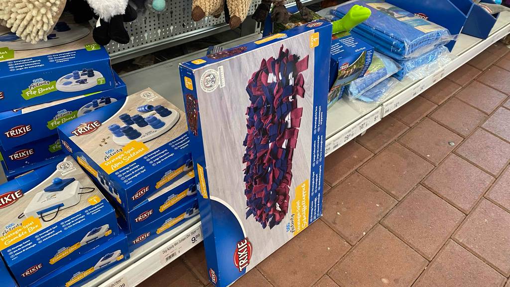 Schnüffelteppich getestet: Eine Packung steht auf der Seite an ein Regal gelehnt.