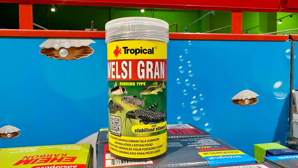 Das getestete Welsfutter von Tropical steht vor einem Aufsteller.