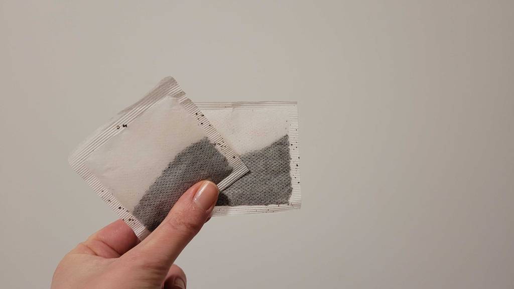 Test: zwei Beutel des englischen tees werden in der Hand gehalten.