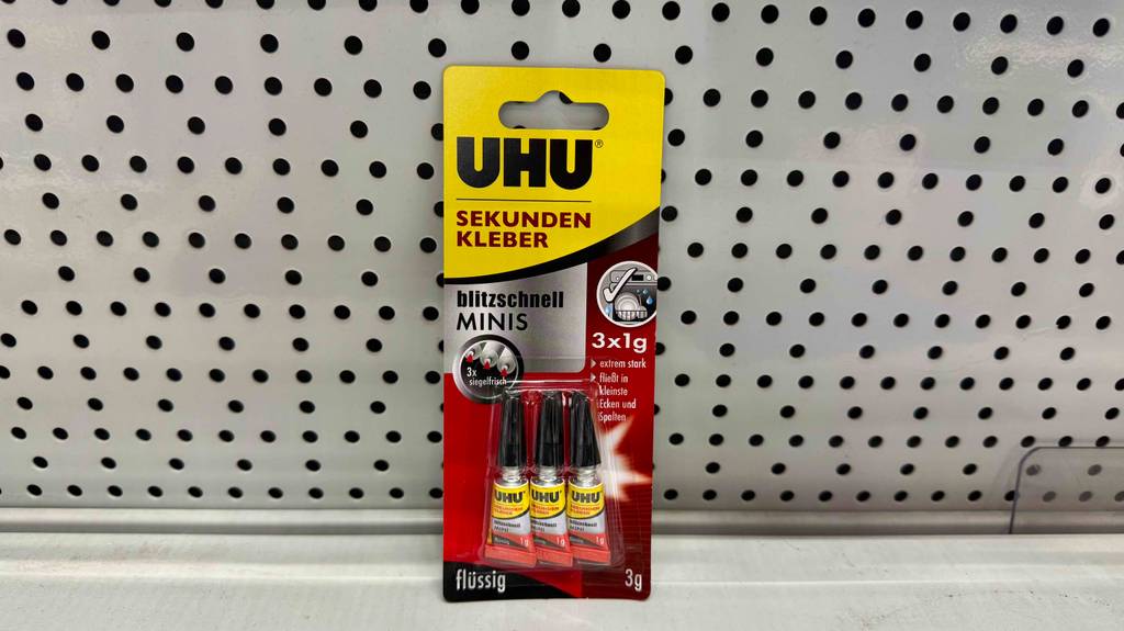 Eine Packung getestete UHU-Kleber mit drei Kleber darin.
