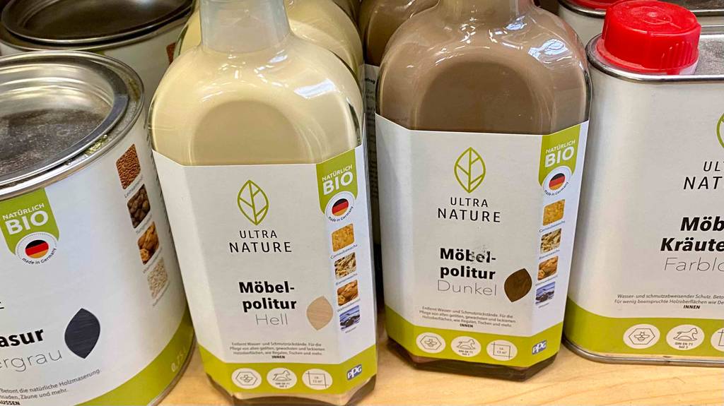 Möbelpolitur getestet: mehrere Möbelpolituren in verschiedenen Farben in einem regal stehend.