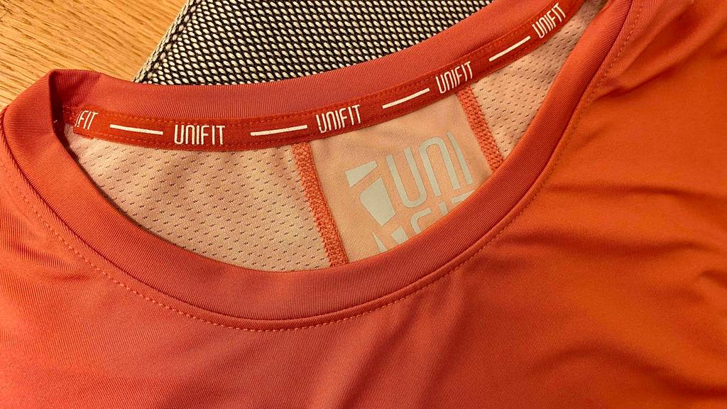 Laufshirt im Test: Nahaufnahmen des Rundkragens eines Unifit-Laufshirts.