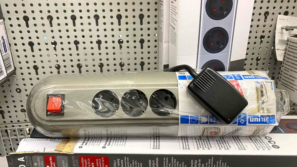 Steckdosenleisten mit Überspannungsschutz im Test: eine Steckdosenleiste mit Schutzanzeige ist auf der entsprechenden Verpackung platziert.
