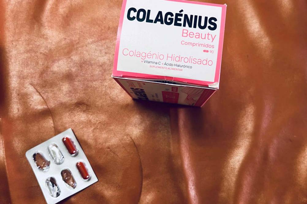 Hyaluron-Kollagen-Kapseln-Test: Verpackung von Hyaluron-Kollagen-Kapseln auf einem Stoff und Kapseln in Blisterverpackung daneben liegend.